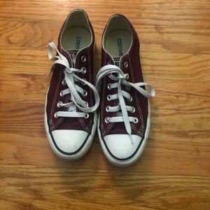 Gently worn Women’s Maroon converse